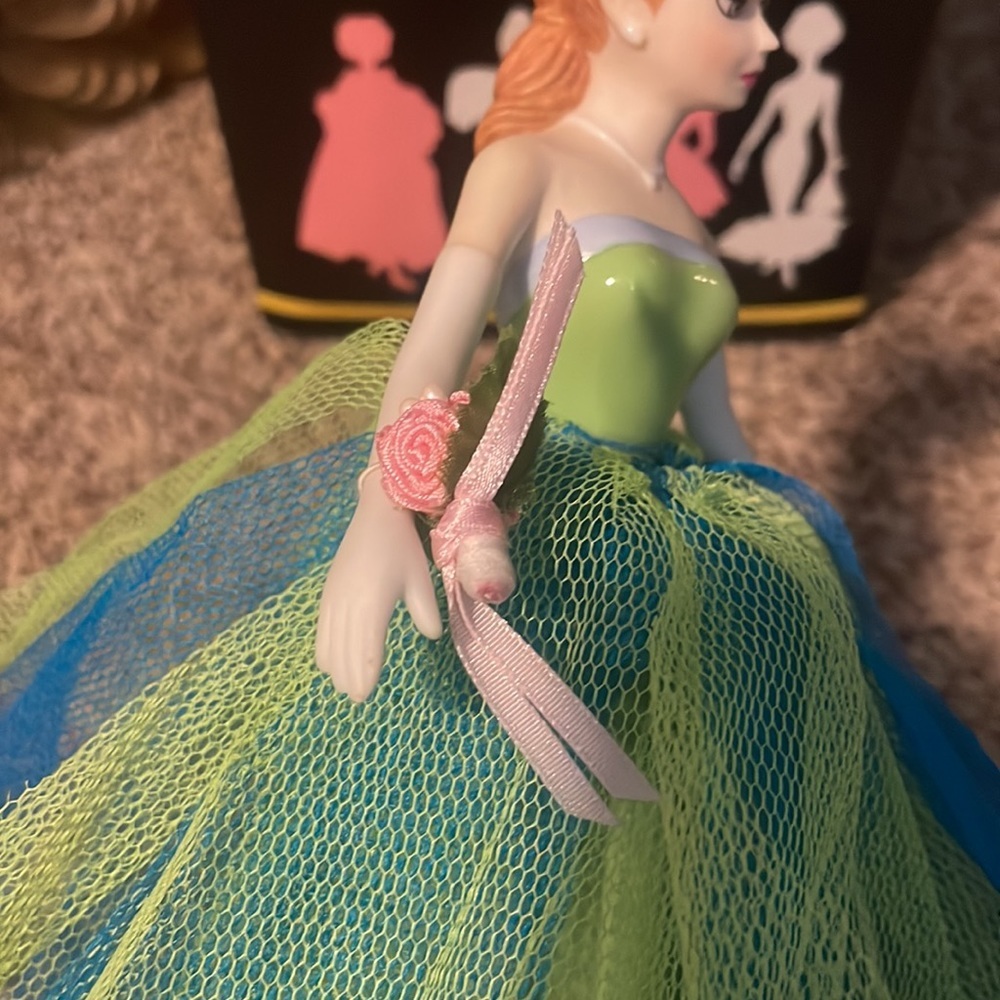 Barbie - 1963 Senior Prom Porcelain Musical figurine. (Reproduction 1994) - Picture 11 of 17